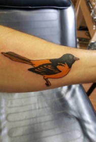 纹身鸟 男生手臂上彩色的小鸟纹身图片