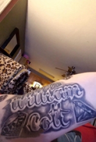 双大臂纹身  女生大臂上钻石和英文字母纹身图片