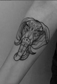 神象纹身 男生手臂上黑灰的大象纹身图片