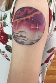 纹身星球 女生大臂上彩色的星球纹身图片
