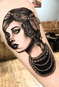 美女人物纹身图案 男生手臂上黑色的女生人物纹身图片