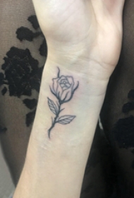 手腕纹身小图 女生手腕上精致的玫瑰纹身图片