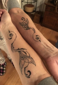 情侣小清新纹身 情侣手臂上黑色的鲸鱼尾纹身图片
