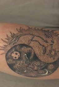 太极八卦纹身图案 男生小腿上黑色的太极八卦纹身图片