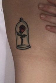 玫瑰纹身图 女生侧腰上精心呵护的玫瑰纹身图片