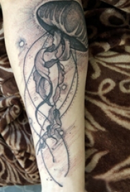 欧美小腿纹身 女生小腿上黑色的水母纹身图片