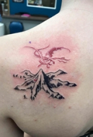 小山峰纹身 女生后背上飞龙和山脉纹身图片