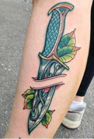 小腿对称纹身 女生小腿上叶子和匕首纹身图