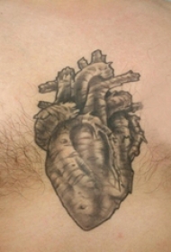 纹身图案胸部男 男生胸部黑色的心脏纹身图片