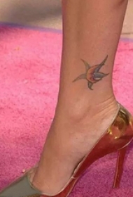 月亮和星星纹身图案  Megan Fox脚上月亮和星星纹身图片