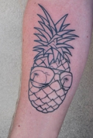 极简线条纹身 男生手臂上戴眼镜的菠萝纹身图片