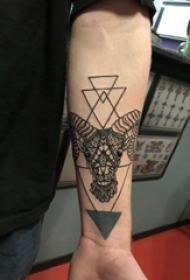 手臂纹身素材 男生手臂上三角形和山羊纹身图片