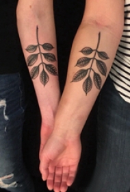 植物纹身 情侣手臂上黑色的树叶纹身图片