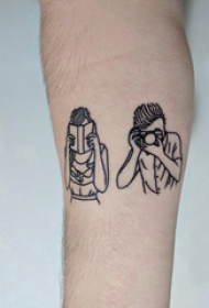 极简线条纹身 男生手臂上黑色的简笔人物纹身图片