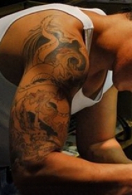 纹身师电影  电影人物手臂上彩绘的龙纹身图片