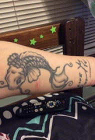 纹身鲤鱼  男生手臂上黑灰色的鲤鱼纹身图片