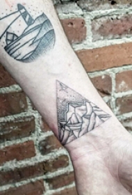 纹身风景 男生手臂上帆船和山脉纹身图片