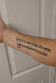 手纹身英文字母  男生手臂上彩绘的英文字母纹身图片