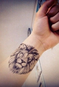 狮子头纹身欧美 男生手腕上黑灰的狮子头纹身图片