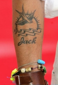 国际纹身明星 Johnny Depp手臂上鸟和太阳纹身图片