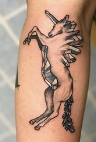 可爱独角兽纹身图案 男生手臂上黑色的独角兽纹身图片