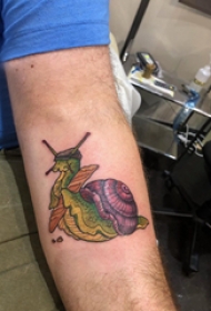 蜗牛纹身图案 男生手臂上彩色的蜗牛纹身图片