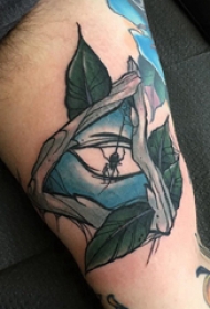 纹身树枝  男生手臂上彩绘的树枝和几何纹身图片