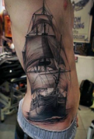 纹身侧腰男 男生侧腰上黑色的帆船纹身图片