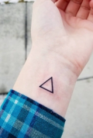 几何元素纹身 男生手腕上黑色的三角形纹身图片