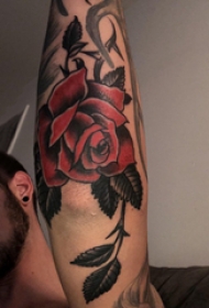 纹身玫瑰花  男生手臂上彩绘的玫瑰花纹身图片