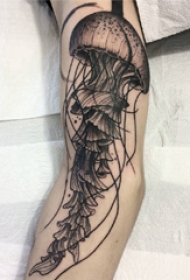 水母纹身图案  女生手臂上唯美的水母纹身图片