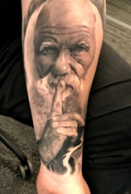 人物肖像纹身  男生小臂上超写实的人物肖像纹身图片
