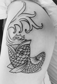 鲤鱼纹身线条 女生大腿上黑色的鲤鱼纹身图片
