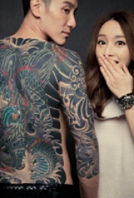 中国纹身明星 王阳明满背彩绘的龙纹身图片