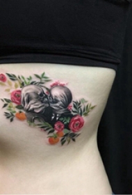 侧腰纹身图 女生侧腰上花朵和情侣人物纹身图片