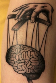 纹身黑色 男生手臂上手掌和大脑纹身图片