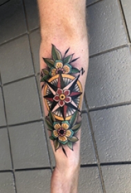 纹身指南针 男生手臂上花朵和指南针纹身图片