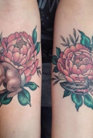 纹身图案花朵  女生手臂上花朵和兔子纹身图片