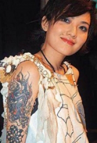 范晓萱的纹身   明星的彩绘的龙纹身图片