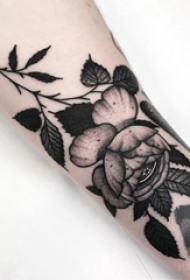 玫瑰纹身图 女生手臂上黑色的玫瑰纹身图片
