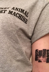 几何 纹身图案  男生手臂上黑色的几何纹身图片