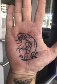 手掌小纹身 男生手掌上黑色的蛇纹身图片