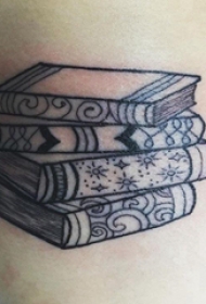 纹身书籍 女生大腿上黑色的书籍纹身图片