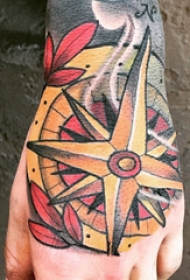 手背纹身 男生手背上彩色的指南针纹身图片