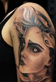 人物肖像纹身  女生大臂上蛇和人物肖像纹身图片