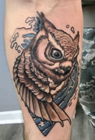 纹身猫头鹰 男生手臂上浪花和猫头鹰纹身图片