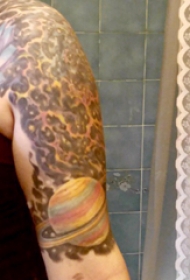纹身星球  女生手臂上彩绘的星球纹身图片