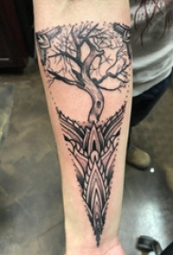 手部树木纹身  女生手臂上树木和几何纹身图片