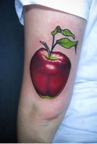 纹身食物 男生手臂上彩色的苹果纹身图片