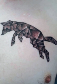纹身胸部男 男生胸部黑色的几何狐狸纹身图片